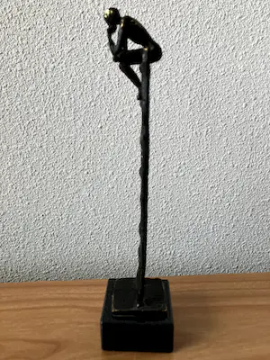 Corry Ammerlaan - Beeld van man op ladder - Titel " DE DENKENDE MENS " kopen? Bied vanaf 45!
