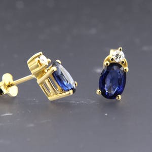 18K Goud - geelgouden oorbellen bezet met saffier en 0.12 ct diamant kopen? Bied vanaf 380!