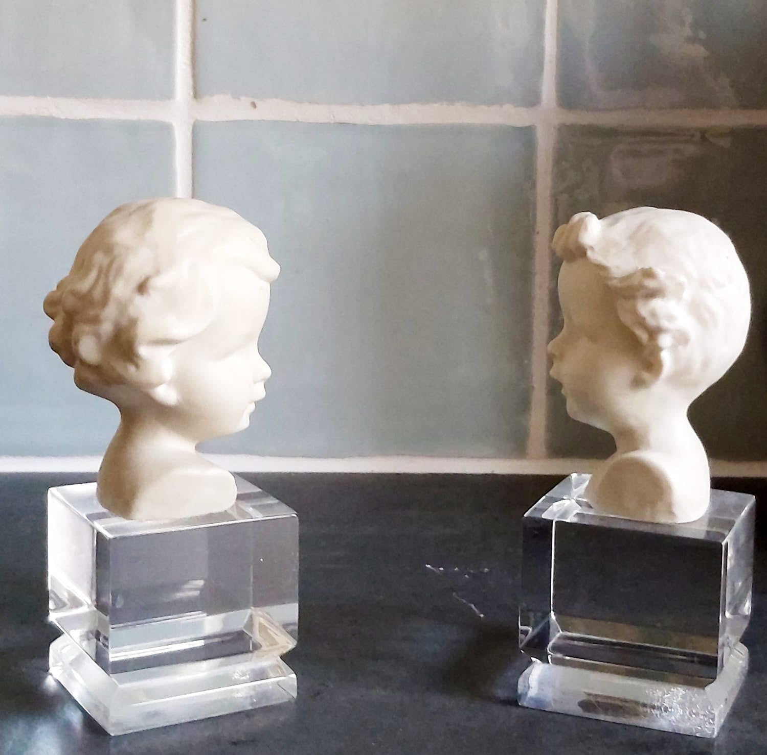 Niet of onleesbaar gesigneerd - 80's vintage figures on perspex base kopen? Bied vanaf 1!