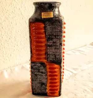 Carstens Tonnieshof - Keramik Vase Relief-Rippendekor Orange/braun 60er/70er Jahre kopen? Bied vanaf 70!