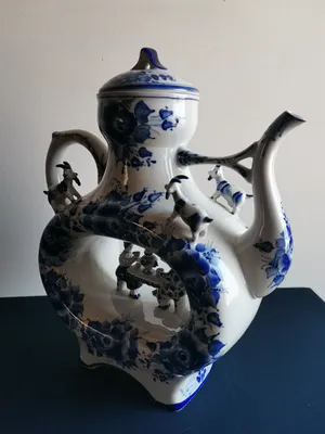 Niet of onleesbaar gesigneerd - Fraaie gedecoreerde Chinese koffiepot in blauw en wit keramiek kopen? Bied vanaf 1!