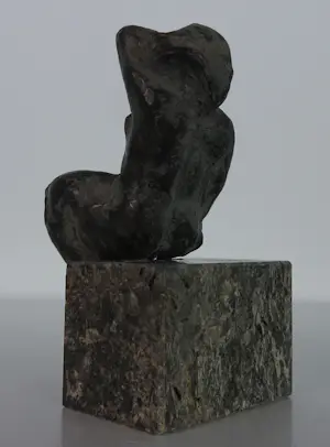 Lia van Vugt - Vrouwelijk brons figuur zittend op steen kopen? Bied vanaf 80!