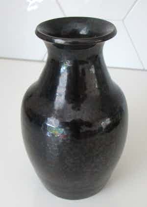 Elisabeth Klinkenberg - Antraciet potterie vaasje verkocht voor € 20!