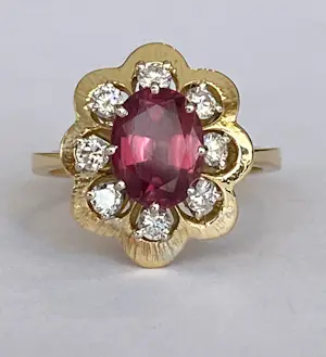 18 Kt. Geelgouden cocktailring met 1,80 ct granaat en diamanten kopen? Bied vanaf 900!