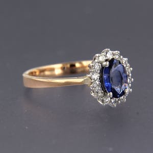 18K Goud - entourage ring met saffier en briljant geslepen diamant kopen? Bied vanaf 395!