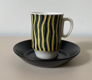Floris Meydam - Twee hand beschilderde platelen kop - en schotels - Kunstaardewerkfabriek Regina kopen? Bied vanaf 1!