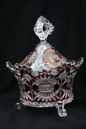 Niet of onleesbaar gesigneerd - Zwaar Kristalen Bonboniere. verkocht voor € 1!