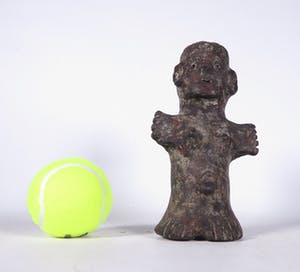 Niet of onleesbaar gesigneerd - Oude handpop van versteend materiaal met rood pigment kopen? Bied vanaf 1!