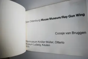 Claes Oldenburg - Chocoladedoos met boekwerk: Mouse Museum/Ray Gun Wing kopen? Bied vanaf 50!