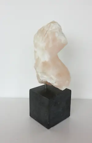 Angelo Moyano - Sculptuur van natuursteen / albast op sokkel, Vrouwentorso kopen? Bied vanaf 400!