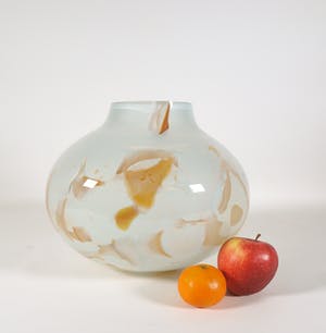 Bernard Heesen - Grote glazen vaas met amberkleurige details kopen? Bied vanaf 250!