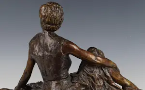 Jean en Marianne Bremers - groot bronzen beeld: Monique, een poserende dame kopen? Bied vanaf 895!