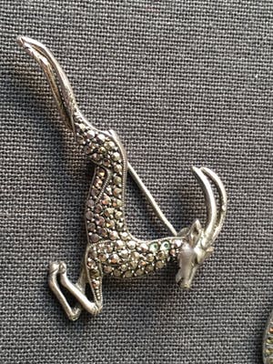 1e gehalte Zilver - twee zilveren vintage broches, in de vorm van een springbok en een vlinder kopen? Bied vanaf 1!