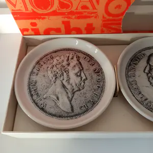 N.V. Porselein- en Tegelfabriek Mosa - Onderzetters, keramiek, van Willem 1, 2 en 3. Nieuwstaat kopen? Bied vanaf 1!
