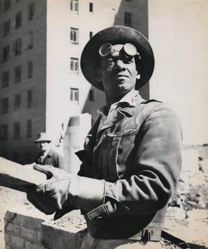 Richard Saunders - Black construction worker in NY, gelatinezilverdruk kopen? Bied vanaf 125!