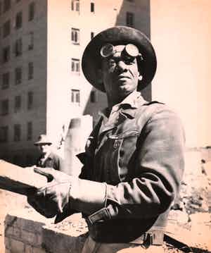 Richard Saunders - Black construction worker in NY, gelatinezilverdruk verkocht voor € 125!