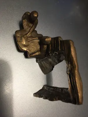 Brons (Onbekend) - Twee personen bij een poort kopen? Bied vanaf 29!