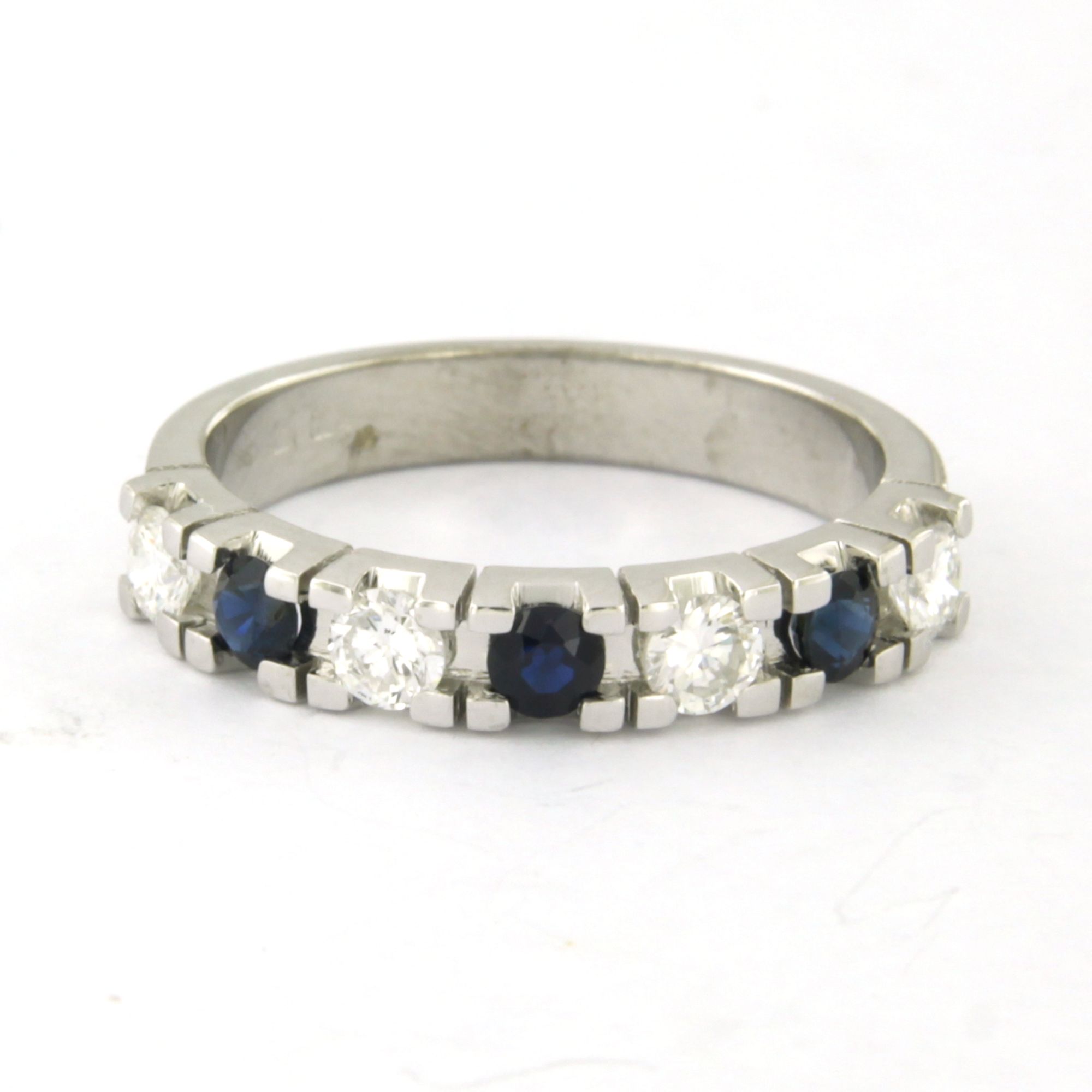 14k wit gouden ring bezet met saffier en briljant geslepen diamant tot. 0.48ct kopen? Bied vanaf 760!