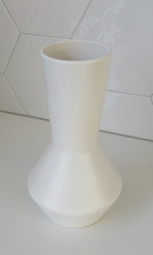 Plateelbakkerij Zuid-Holland - Gestileerde mat witte platelen vaas kopen? Bied vanaf 25!