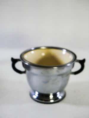 Niet of onleesbaar gesigneerd - Chroom metalen suikerpot met keramische voering verkocht voor € 1!