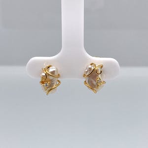 18 kt gouden handgemaakte oorstekers met zaadparel en diamant, 2,41gr kopen? Bied vanaf 65!