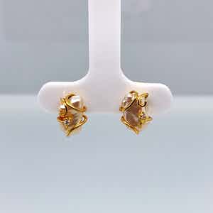 18 kt gouden handgemaakte oorstekers met zaadparel en diamant, 2,41gr verkocht voor € 65!