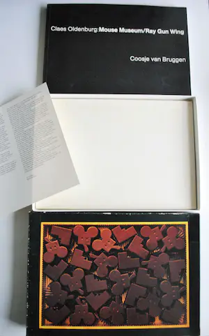 Claes Oldenburg - Chocoladedoos met boekwerk: Mouse Museum/Ray Gun Wing kopen? Bied vanaf 50!