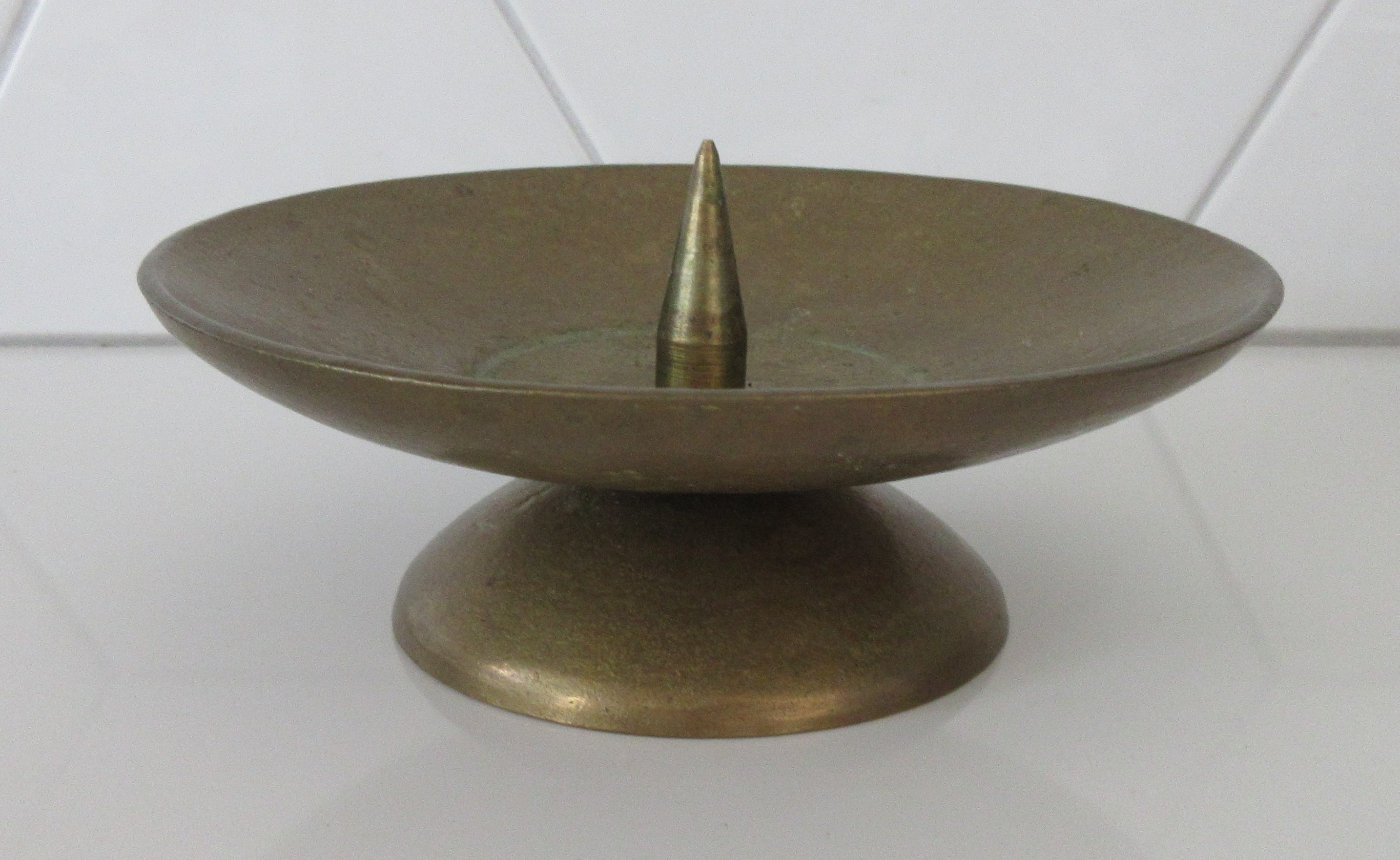 Niet of onleesbaar gesigneerd - Massief geel koperen puntkandelaar verkocht voor € 1!