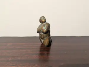 Theo van de Vathorst - Figuur knielende dame kopen? Bied vanaf 185!