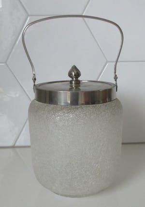 Niet of onleesbaar gesigneerd - Antieke Friese glazen koekjespot met vernikkelde montuur kopen? Bied vanaf 10!