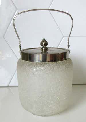 Niet of onleesbaar gesigneerd - Antieke Friese glazen koekjespot met vernikkelde montuur verkocht voor € 10!