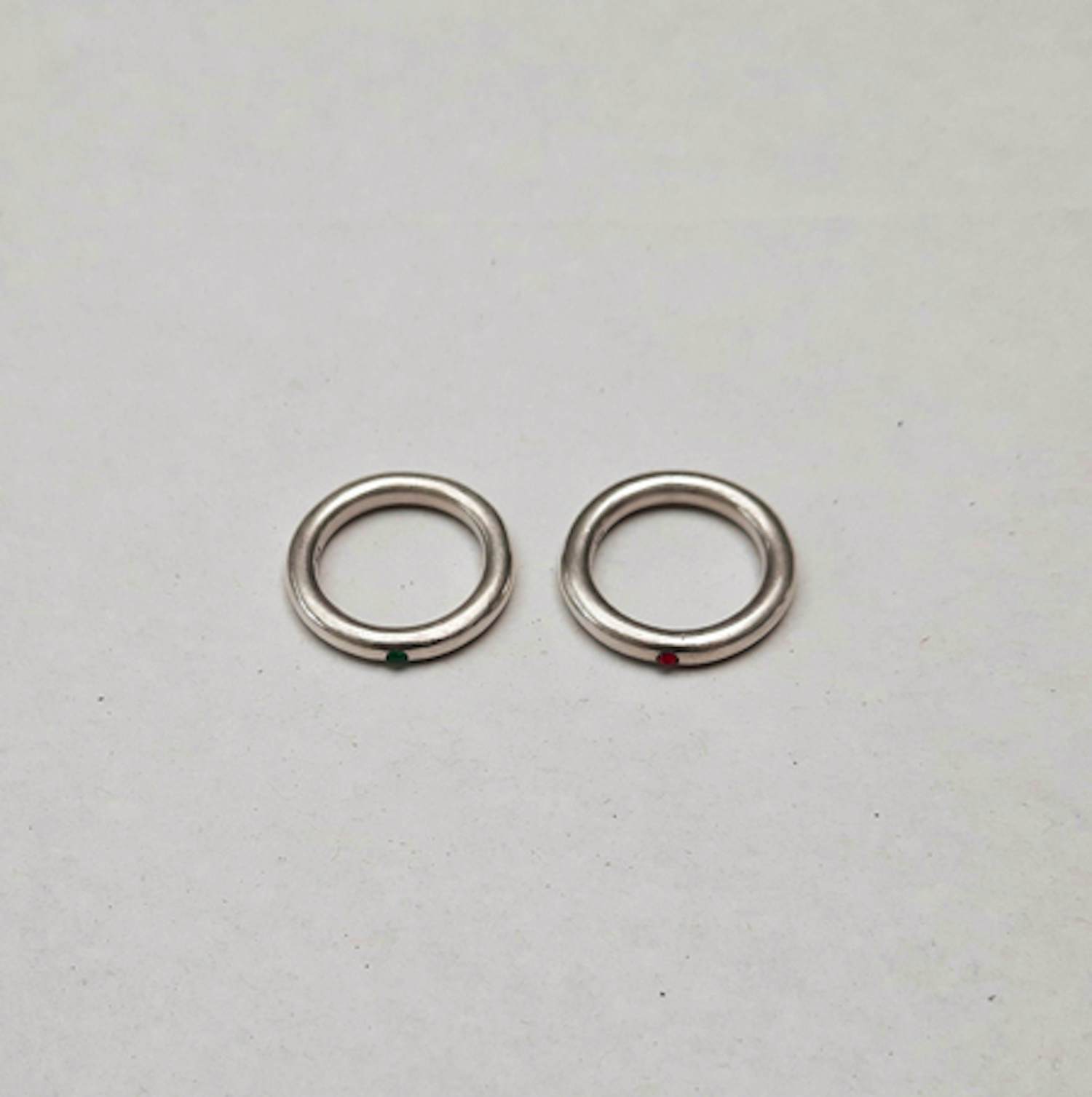 Vitalis Kubach _ set van 2 zilveren ringen (925) met robijn en smaragd. kopen? Bied vanaf 425!