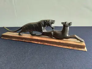 Niet of onleesbaar gesigneerd - Fraai art deco beeld van leeuwin met prooi uit hoorn gemaakt kopen? Bied vanaf 1!
