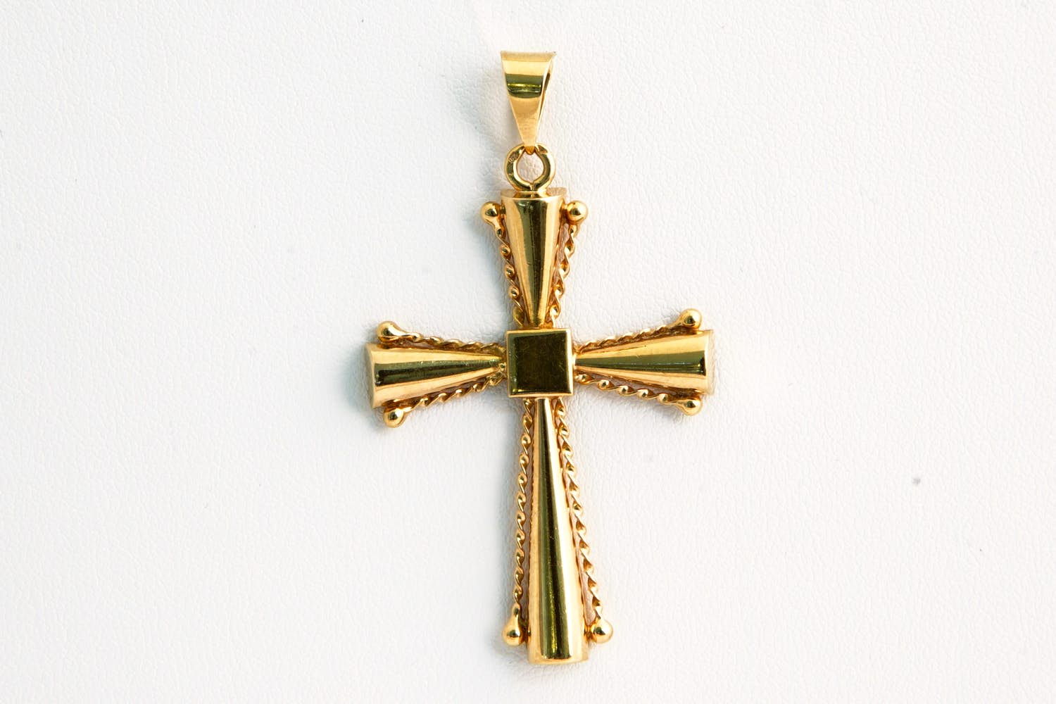 197 - Grote - klassiek vormgegeven 18 karaats rosé gouden kruis hanger kopen? Bied vanaf 170!