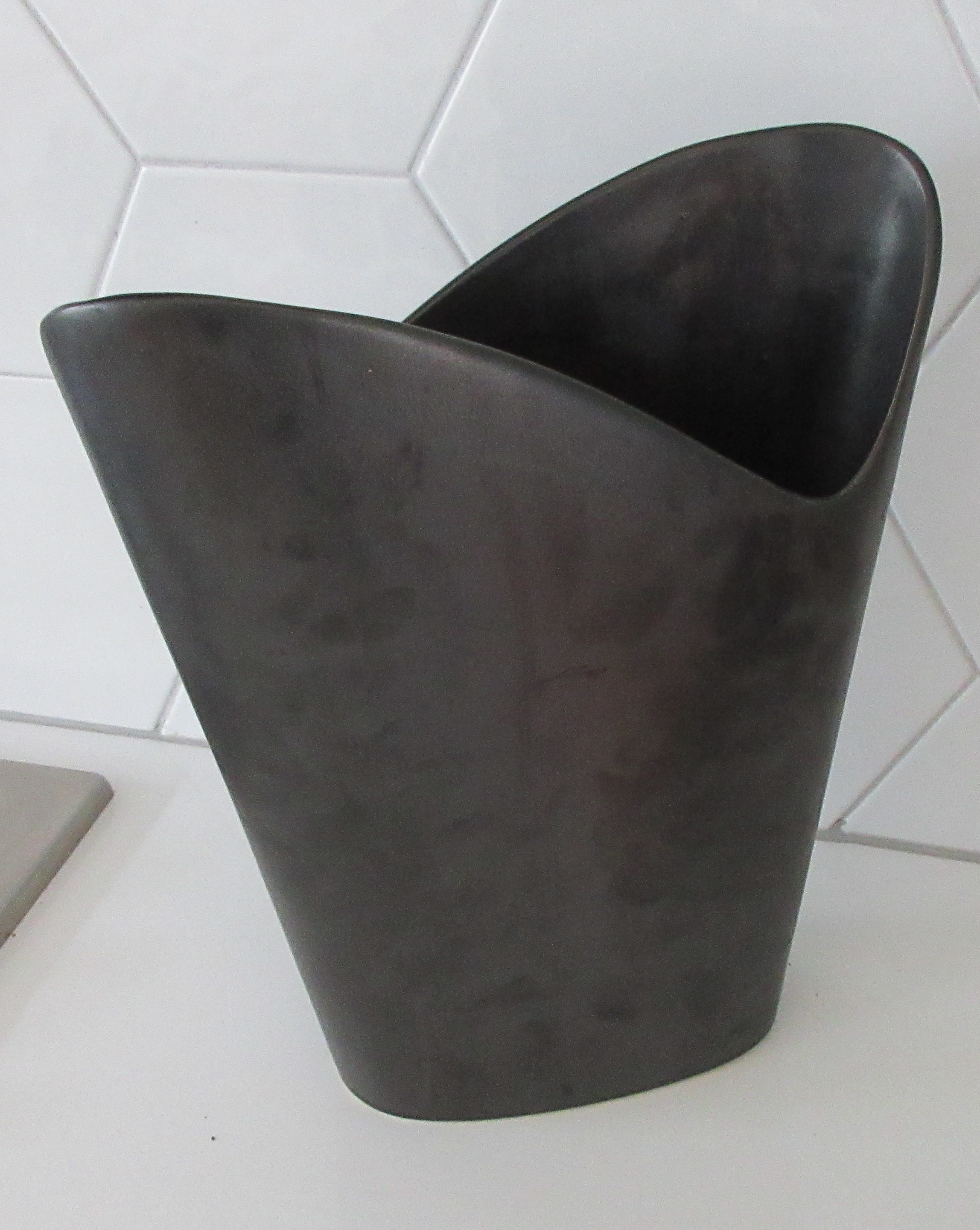 Niet of onleesbaar gesigneerd - Hydromiek Losser grote keramische antraciete design vaas kopen? Bied vanaf 1!