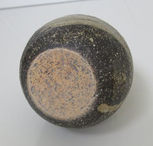 Niet of onleesbaar gesigneerd - 5. Marui Japans Shigaraki aardewerk vaasje met ruw bruine en zandkleurig glazuur kopen? Bied vanaf 1!