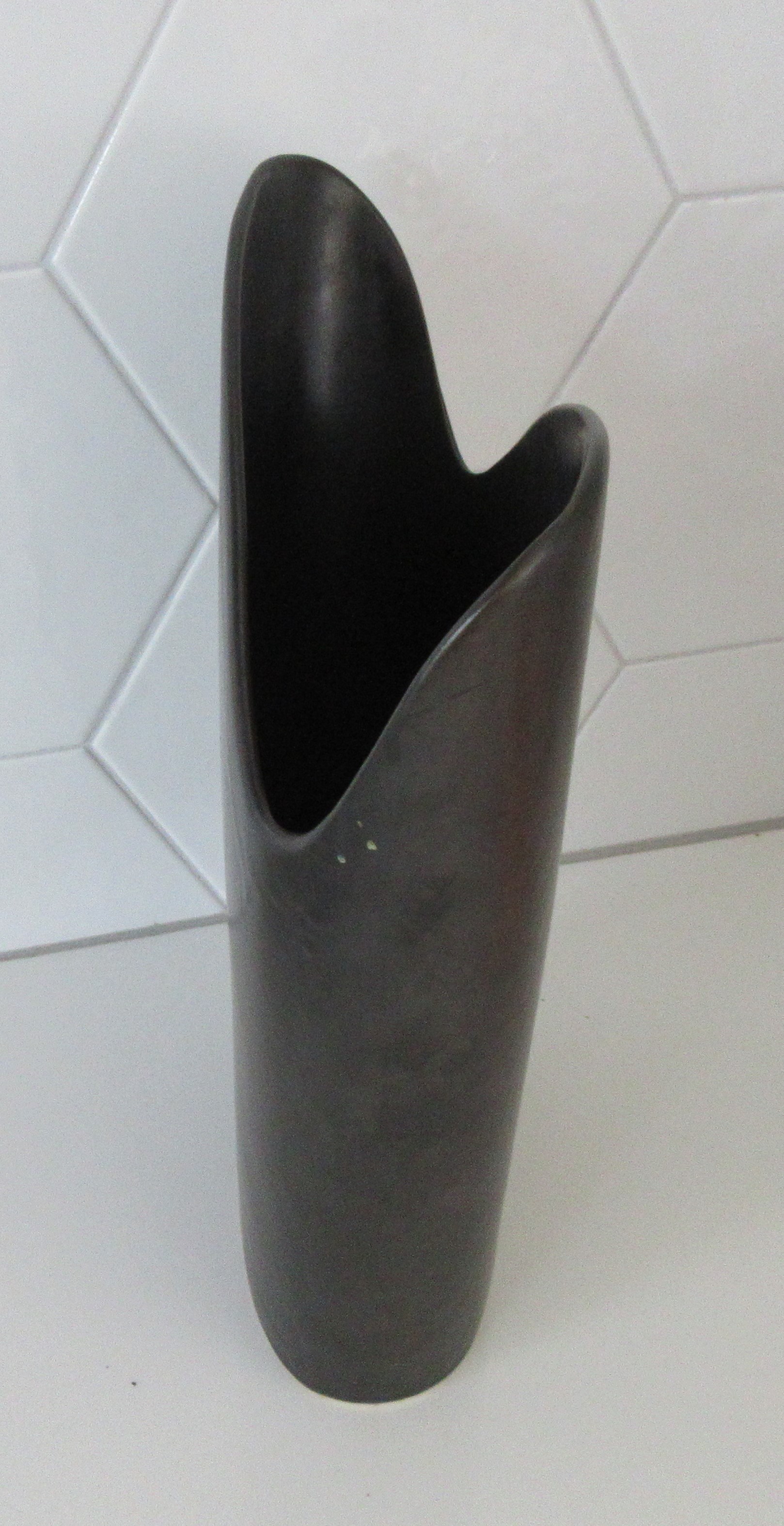 Niet of onleesbaar gesigneerd - Hydromiek Losser grote keramische antraciete design vaas kopen? Bied vanaf 1!