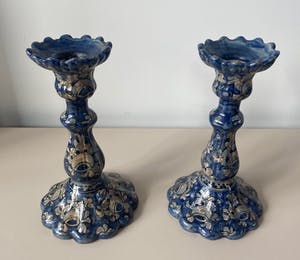 Niet of onleesbaar gesigneerd - C.M. Biagioli Gubbio - Twee hand gedecoreerde Majolica kandelaren kopen? Bied vanaf 1!