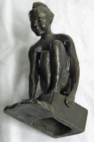 Niet of onleesbaar gesigneerd - Bronzen beeldje , “Meisje aan het water“ kopen? Bied vanaf 1!