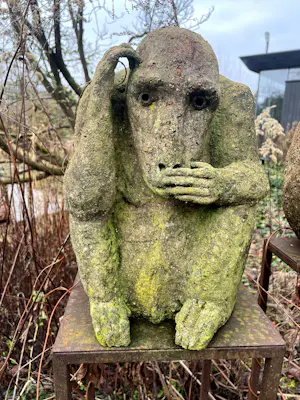 Ida De Roy - twee vrolijke apen "horen en zien" van beton op stalen sokkels kopen? Bied vanaf 500!