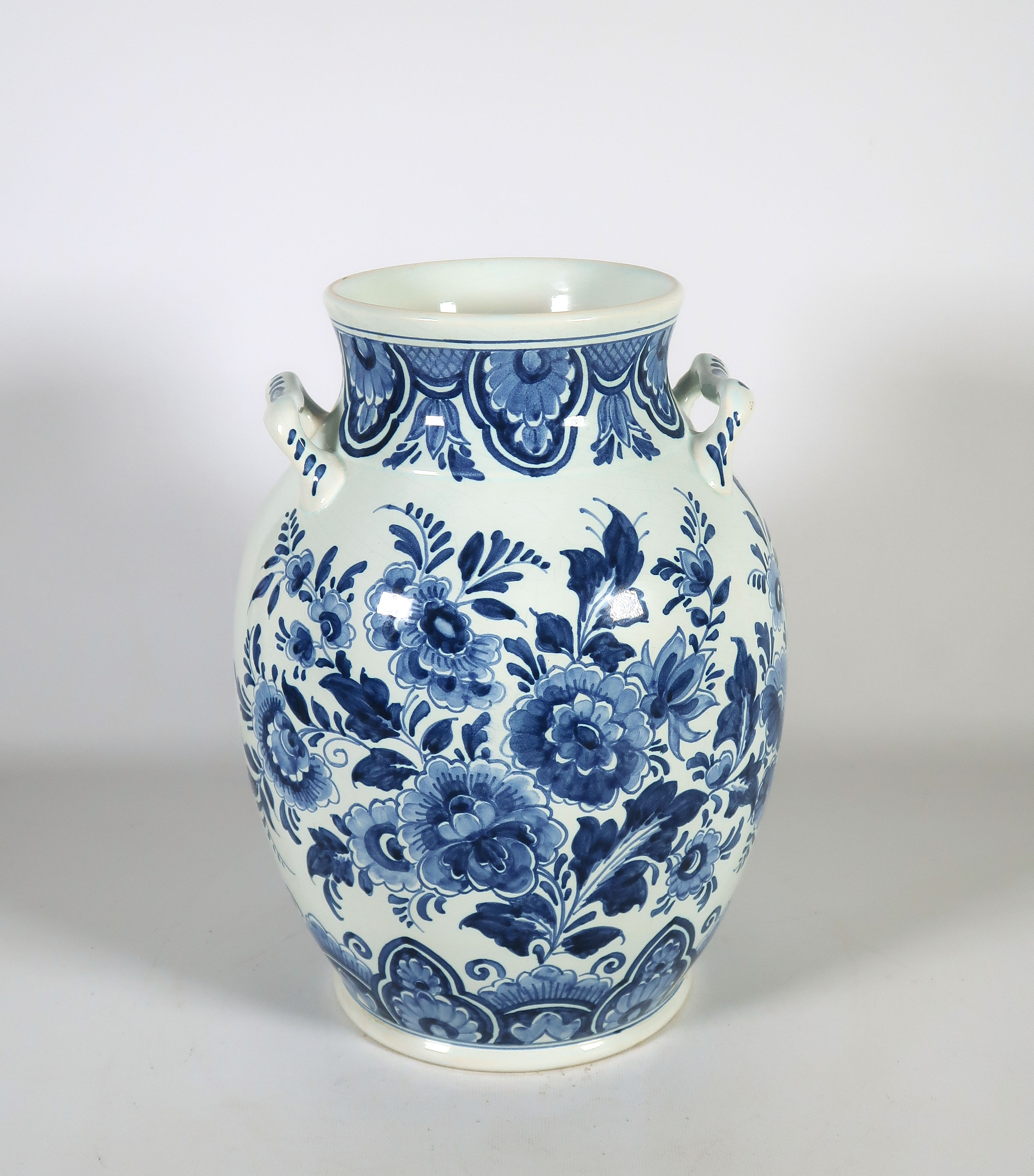 Potterie Oud Delft - Aardewerk, Vaas met bloemen verkocht voor € 20!