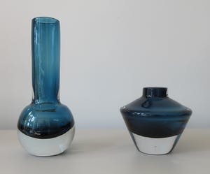 Niet of onleesbaar gesigneerd - Twee dikwandige rookblauwe glazen discus en schoorsteen vaas kopen? Bied vanaf 1!