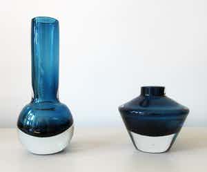 Niet of onleesbaar gesigneerd - Twee dikwandige rookblauwe glazen discus en schoorsteen vaas verkocht voor € 1!