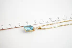 126- Fijn 18 krt  gouden collier en 14 krt gouden diamant/aquamarijn hanger kopen? Bied vanaf 240!