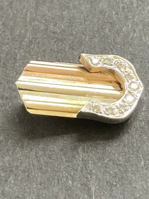14 karaats gouden tricolor hanger, hoefijzer bezet met negen diamantjes kopen? Bied vanaf 80!