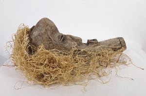 Kuba - Expressief masker met patina en haar van raffia kopen? Bied vanaf 1!