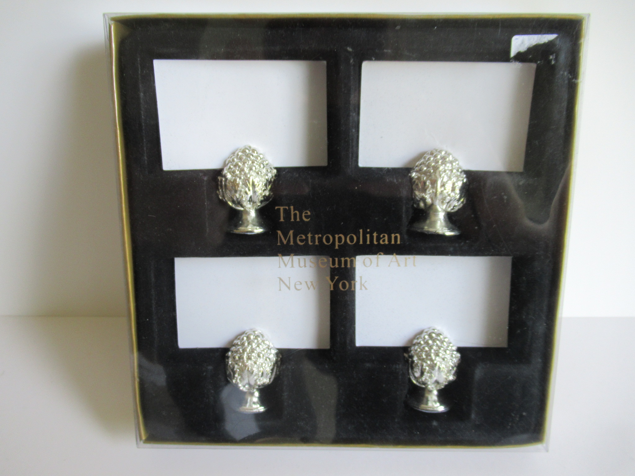 Niet of onleesbaar gesigneerd - 4 klassieke verzilverde tafel kaarthouders kopen? Bied vanaf 1!