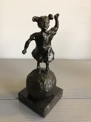 Astrid Veldhuyzen-Koppen - Sculptuur “ Vrolijk meisje op bal “ kopen? Bied vanaf 55!