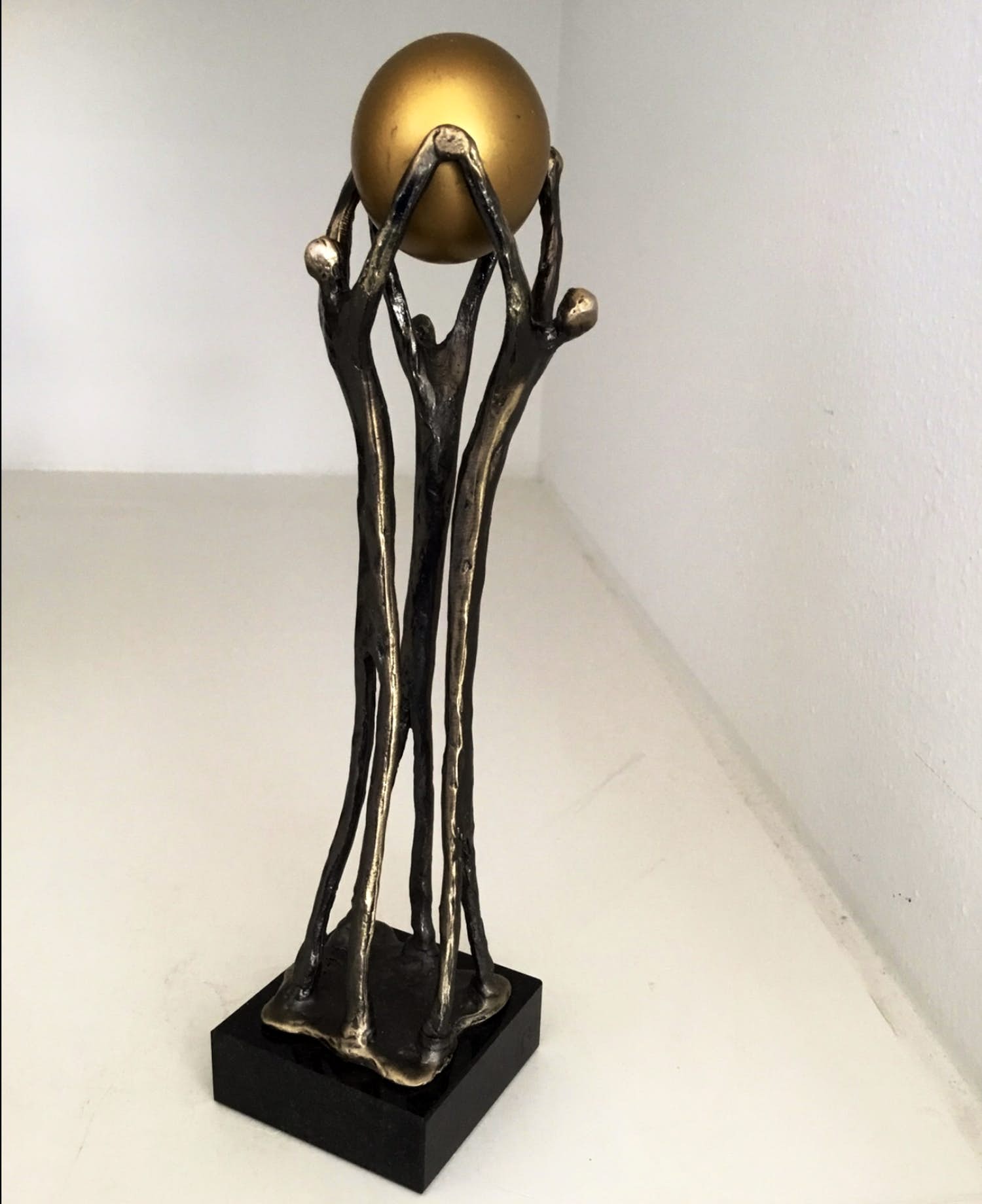 Corry Ammerlaan - Sculptuur “ GEBUNDELDE SAMENWERKING “. Gesigneerd kopen? Bied vanaf 1!