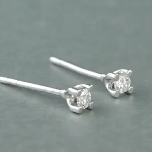18k wit gouden solitair oorknoppen met briljant geslepen diamant tot. 0.14ct kopen? Bied vanaf 240!
